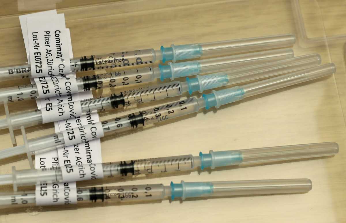 Κορονοϊός: «Σύντομα θα υπάρχουν επαρκείς δόσεις εμβολίων για όλους» – Πότε η παραγωγή θα είναι μεγαλύτερη από τη ζήτηση