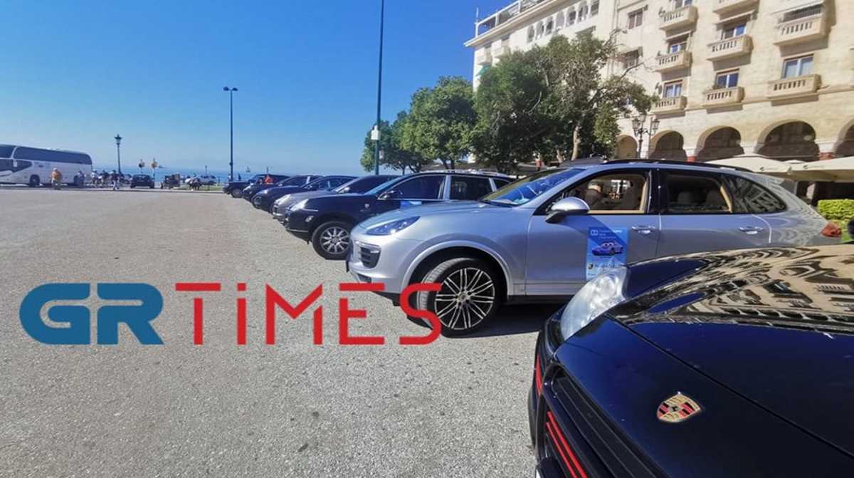 «Παρέλαση» Porsche στην Αριστοτέλους με λιλιπούτειους συνοδηγούς – Δείτε βίντεο