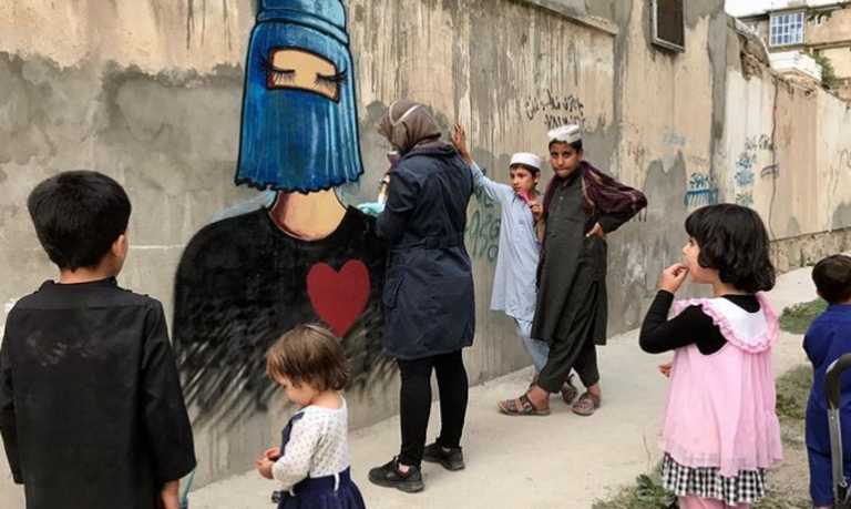 Αφγανιστάν - Shamsia Hassani: Η ζωή με τους Ταλιμπάν - Η πρώτη καλλιτέχνιδα γκράφιτι εξομολογείται