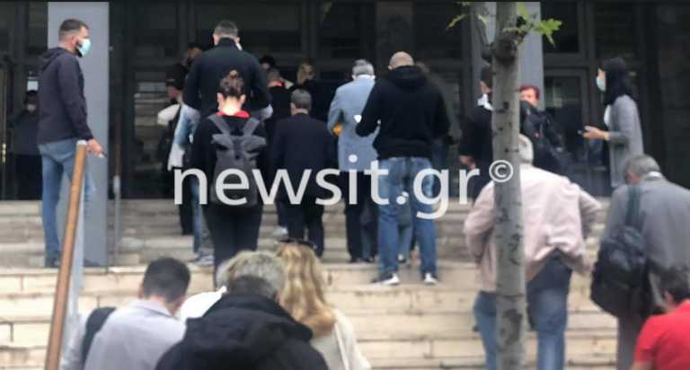 Θεσσαλονίκη – Κορονοϊός: Ο έλεγχος στα δικαστήρια έφερε αυτές τις εικόνες συνωστισμού στην είσοδο