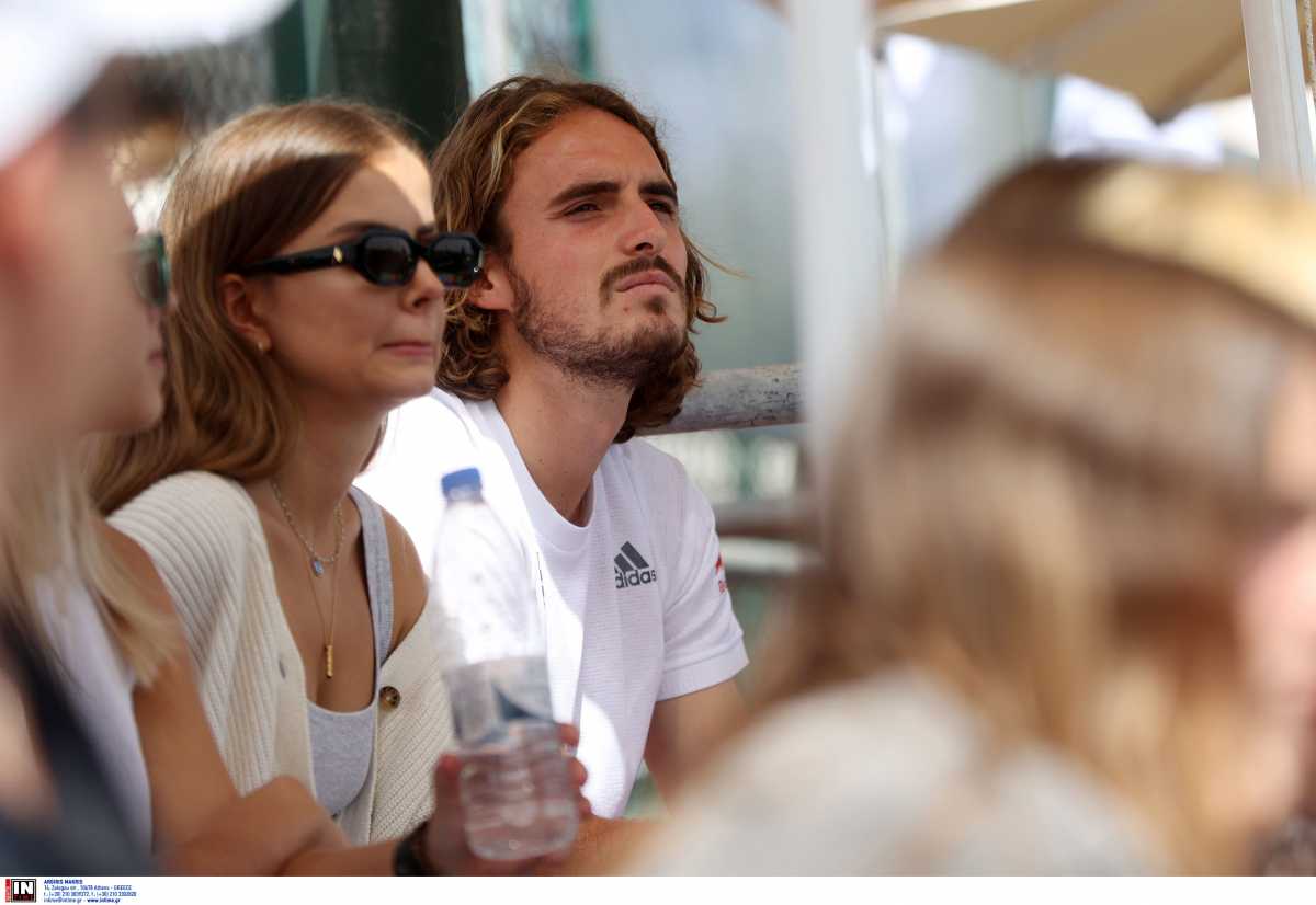 Ο Στέφανος Τσιτσιπάς παρακολουθεί τους αγώνες του Davis Cup μαζί με τη σύντροφό του