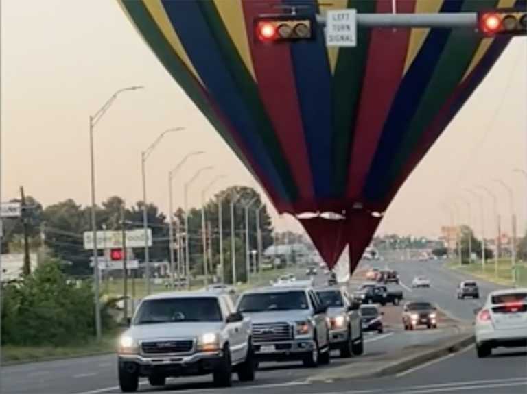Αερόστατο προσγειώνεται στη μέση του δρόμου