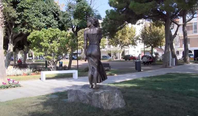 Ιταλία: Χαμός στα social media για άγαλμα που θεωρήθηκε σεξιστικό