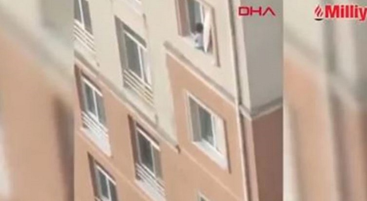 Τουρκία: Αγοράκι κάθεται μόνο του στο περβάζι παράθυρου πολυκατοικίας