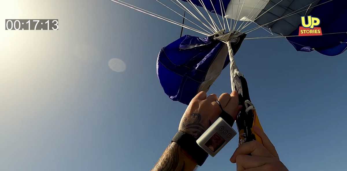 Αλεξιπτωτιστής, γνωστός από το Nomads, προσπαθεί να ξεμπλέξει το αλεξίπτωτο στον αέρα