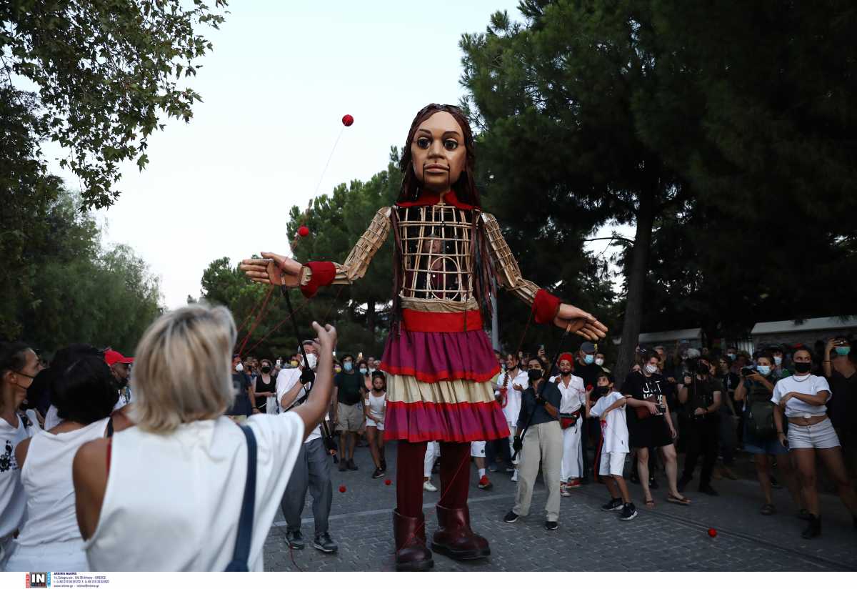 Μικρή Αμάλ: Υπό τους ήχους του «Άσμα Ασμάτων» στους δρόμους της Αθήνας
