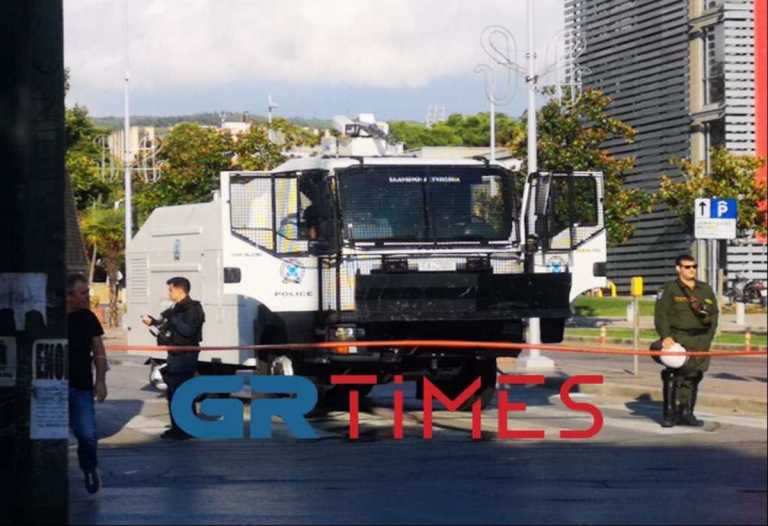 Θεσσαλονίκη: Συγκέντρωση αντιεμβολιαστών στον Λευκό Πύργο –  Με «αύρες» περιφρουρείται το Βελλίδειο