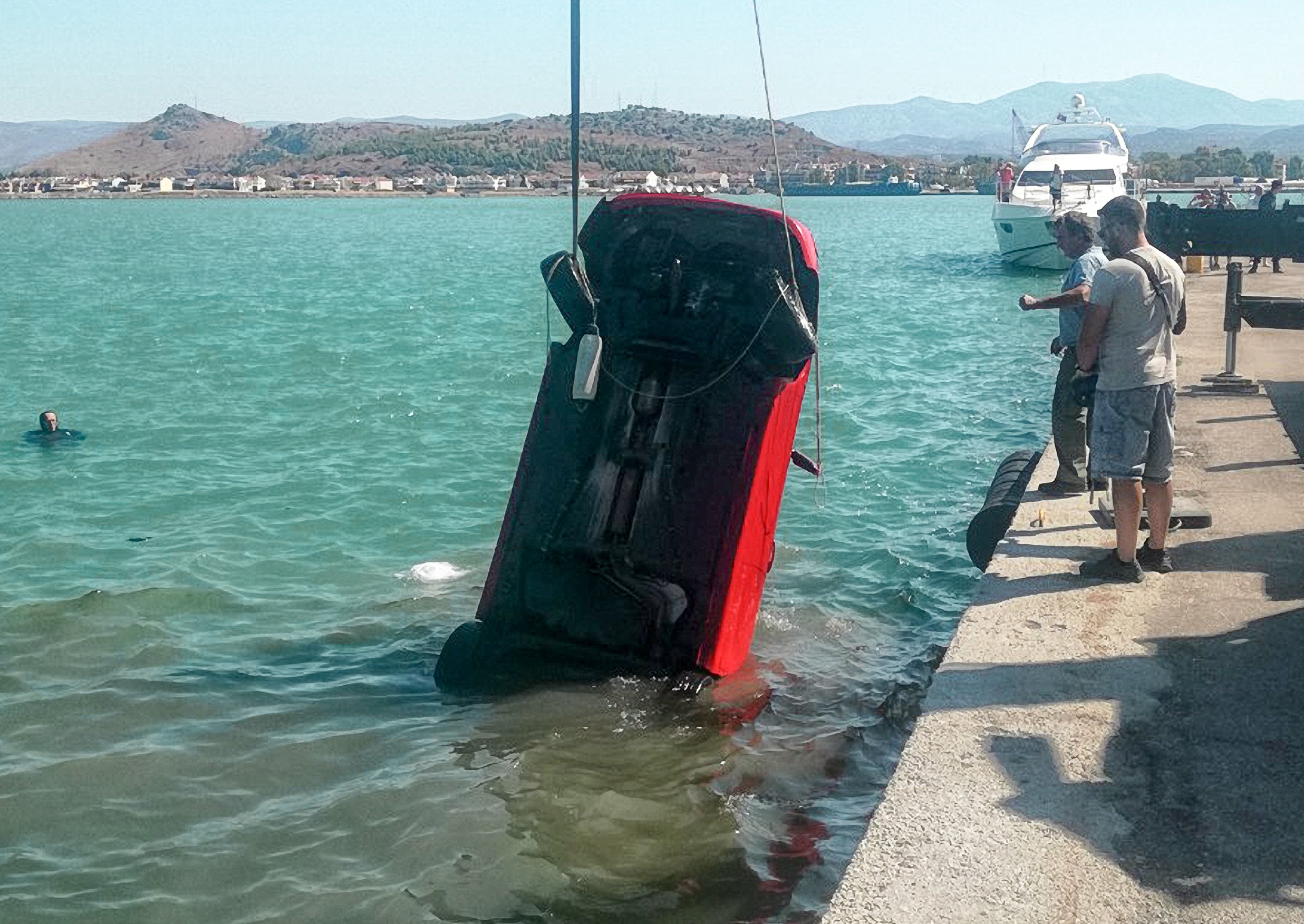 Αυτοκίνητο έπεσε στη θάλασσα στο Πόρτο Χέλι