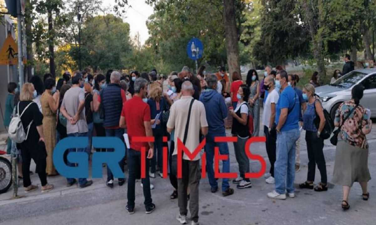 Θεσσαλονίκη: Η στιγμή που οι ανεμβολίαστοι του ΑΧΕΠΑ παίρνουν το χαρτί για την αναστολή εργασίας
