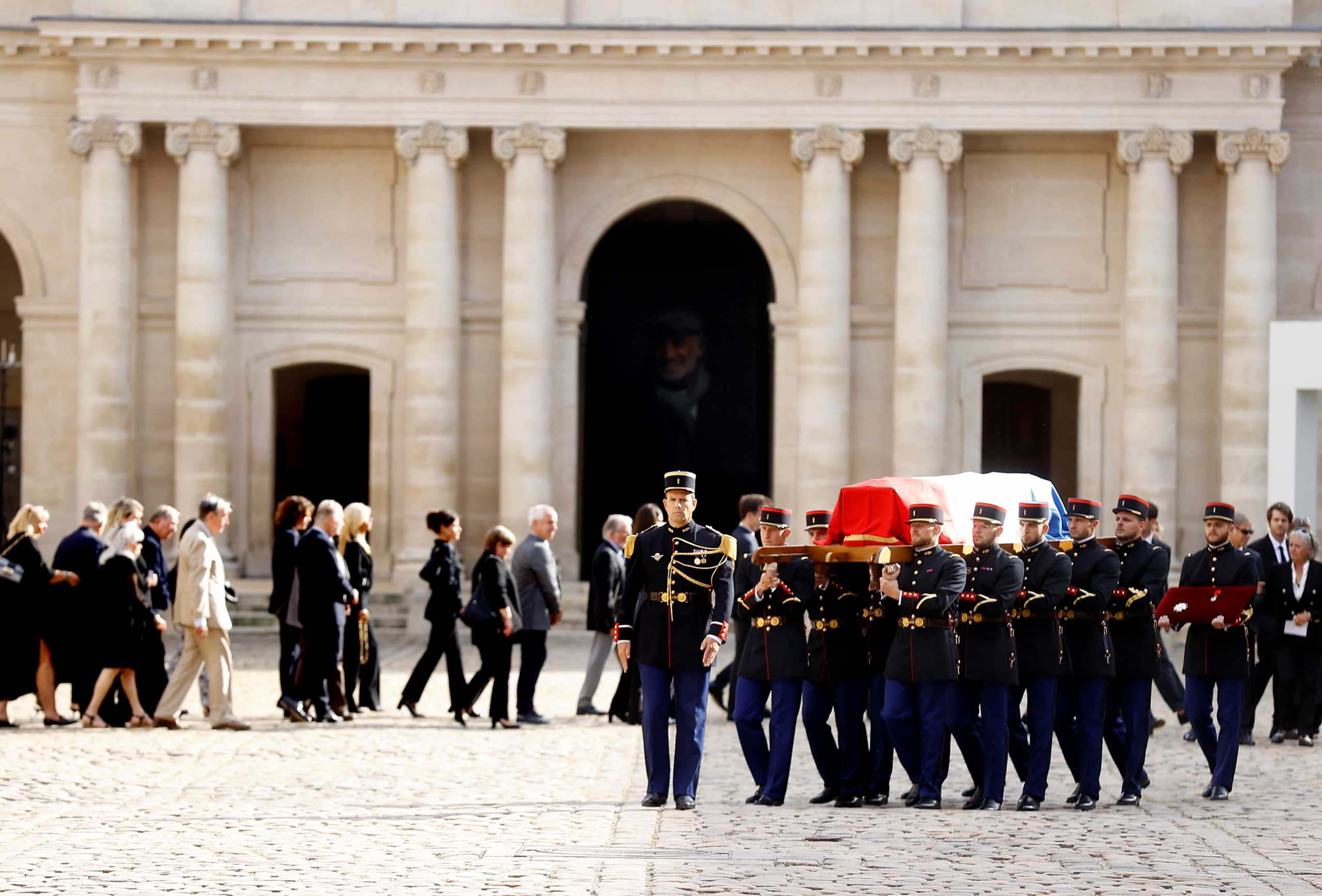French Republican guards carry the coffin of late French actor Jean-Paul Belmondo, at the Hotel des Invalides in Paris, France September 9, 2021. Ian Langsdon