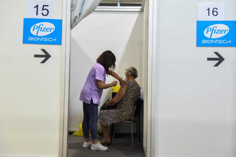 Third dose of vaccine: Temporary “brake” of the Vaccination Committee over 60 years