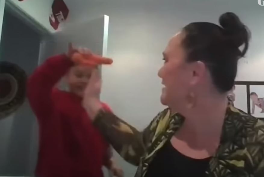 Υπουργός δίνει συνέντευξη και ο γιος της «κάνει ντου» στο δωμάτιο με καρότο σε σχήμα πέους