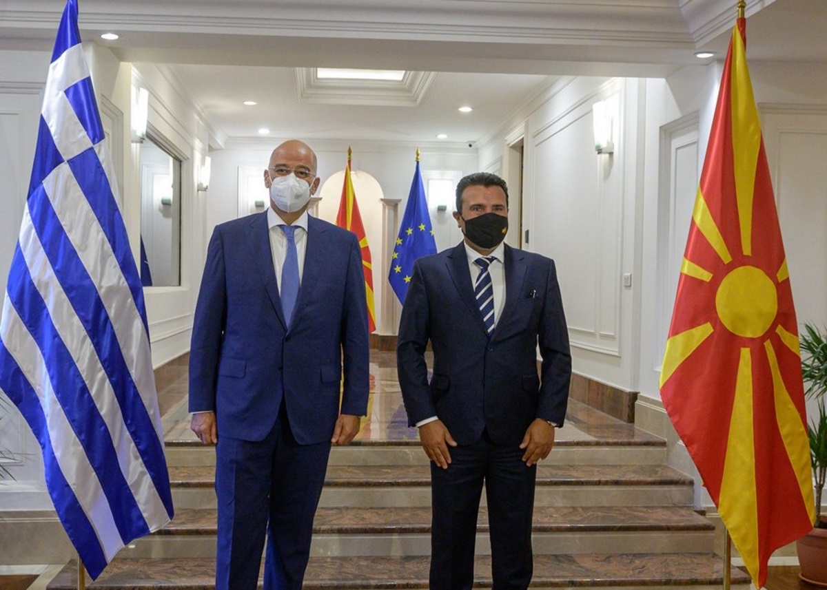 (ΞΕΝΗ ΔΗΜΟΣΙΕΥΣΗ) O υπουργός Εξωτερικών Νίκος Δένδιας συναντήθηκε με τον πρωθυπουργό της Βόρειας Μακεδονίας Ζόραν Ζάεφ, κατά την επίσκεψή του στα Σκόπια, Τρίτη 31 Αυγούστου 2021. ΑΠΕ-ΜΠΕ