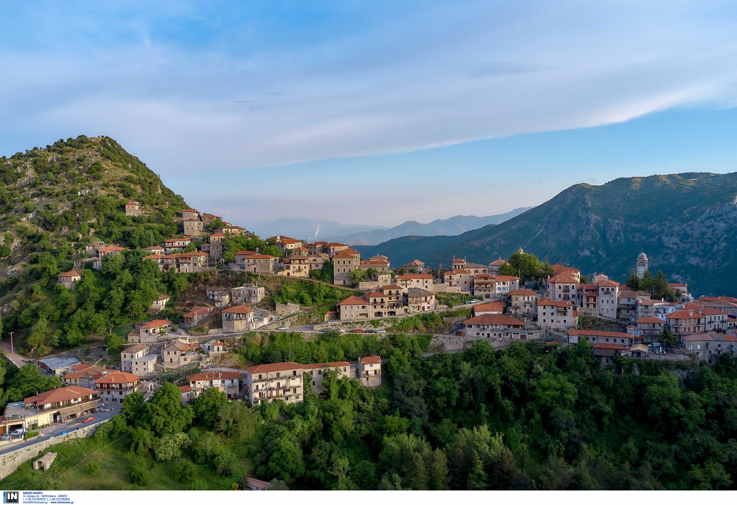 Το ιστορικό ελληνικό χωριό των δύο λόφων και όσα θα δεις στην «πέτρινη αρχόντισσα»