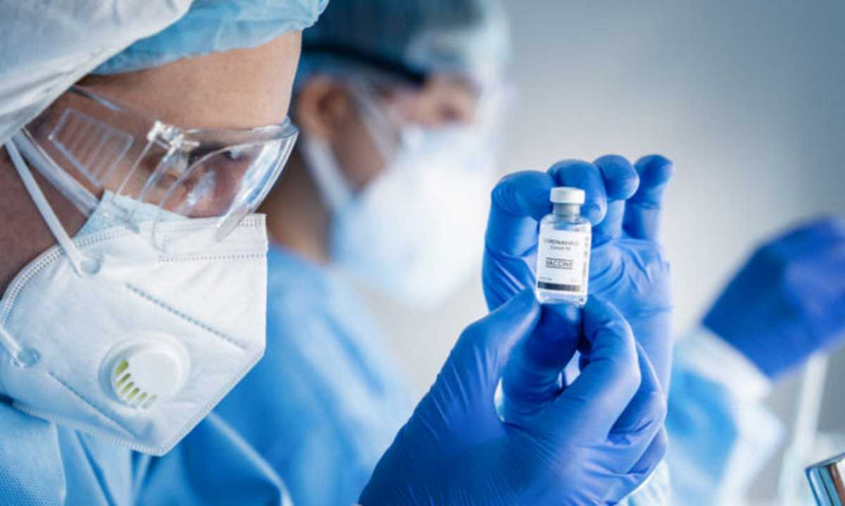 Πανελλήνιος Ιατρικός Σύλλογος: «Άμεσα να ξεκινήσει η τρίτη δόση εμβολίου στους υγειονομικούς»