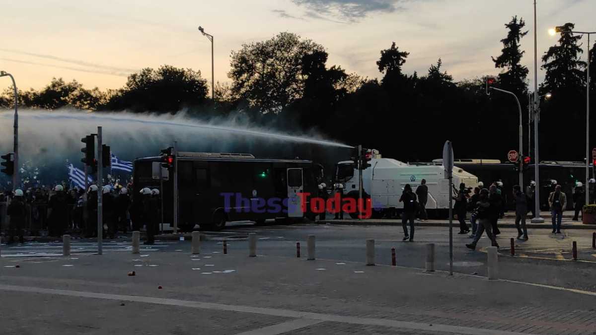ΔΕΘ 2021: Συλλήψεις μετά τα επεισόδια με τους αντιεμβολιαστές – Πεδίο μάχης η Νέα Παραλία – Δείτε Φώτο κ΄ Βίντεο ΔΕΘ 2021: Συλλήψεις μετά τα επεισόδια με τους αντιεμβολιαστές – Πεδίο μάχης η Νέα Παραλία – Δείτε Φώτο κ΄ Βίντεο