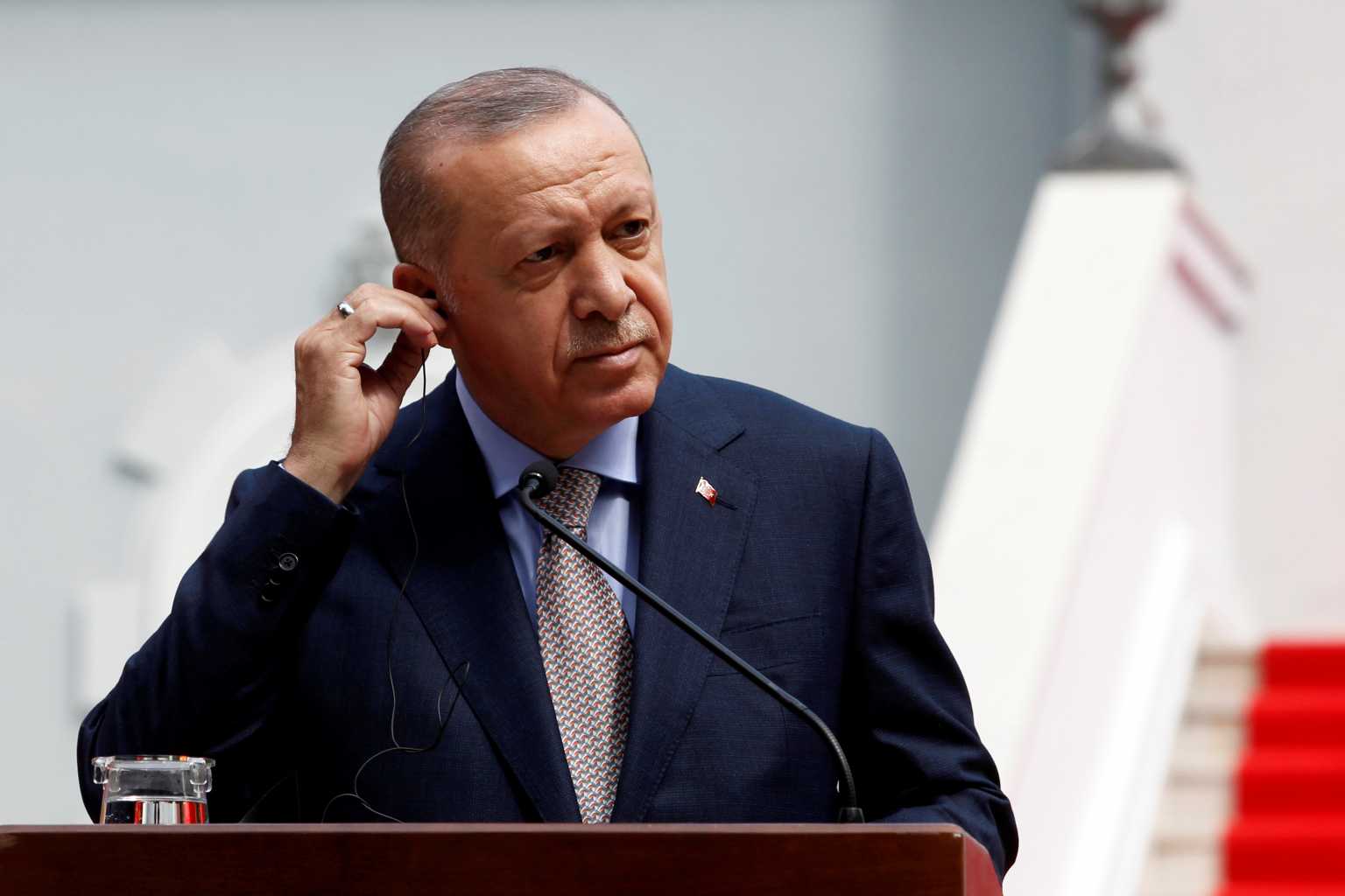 Τουρκία: Ο Ερντογάν άλλαξε ξανά υπουργό Οικονομικών, συνεχίζει να καταποντίζεται η τουρκική λίρα
