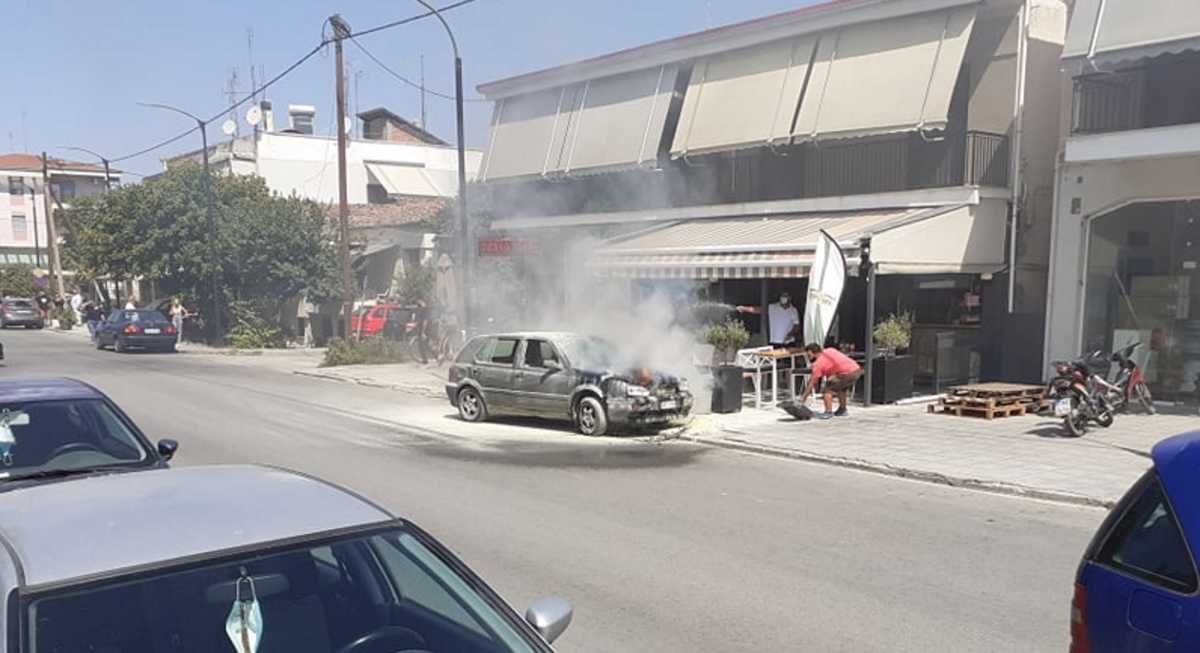 Τρίκαλα: Φλεγόμενο αυτοκίνητο απέναντι από το νοσοκομείο – Συναγερμός στην πυροσβεστική