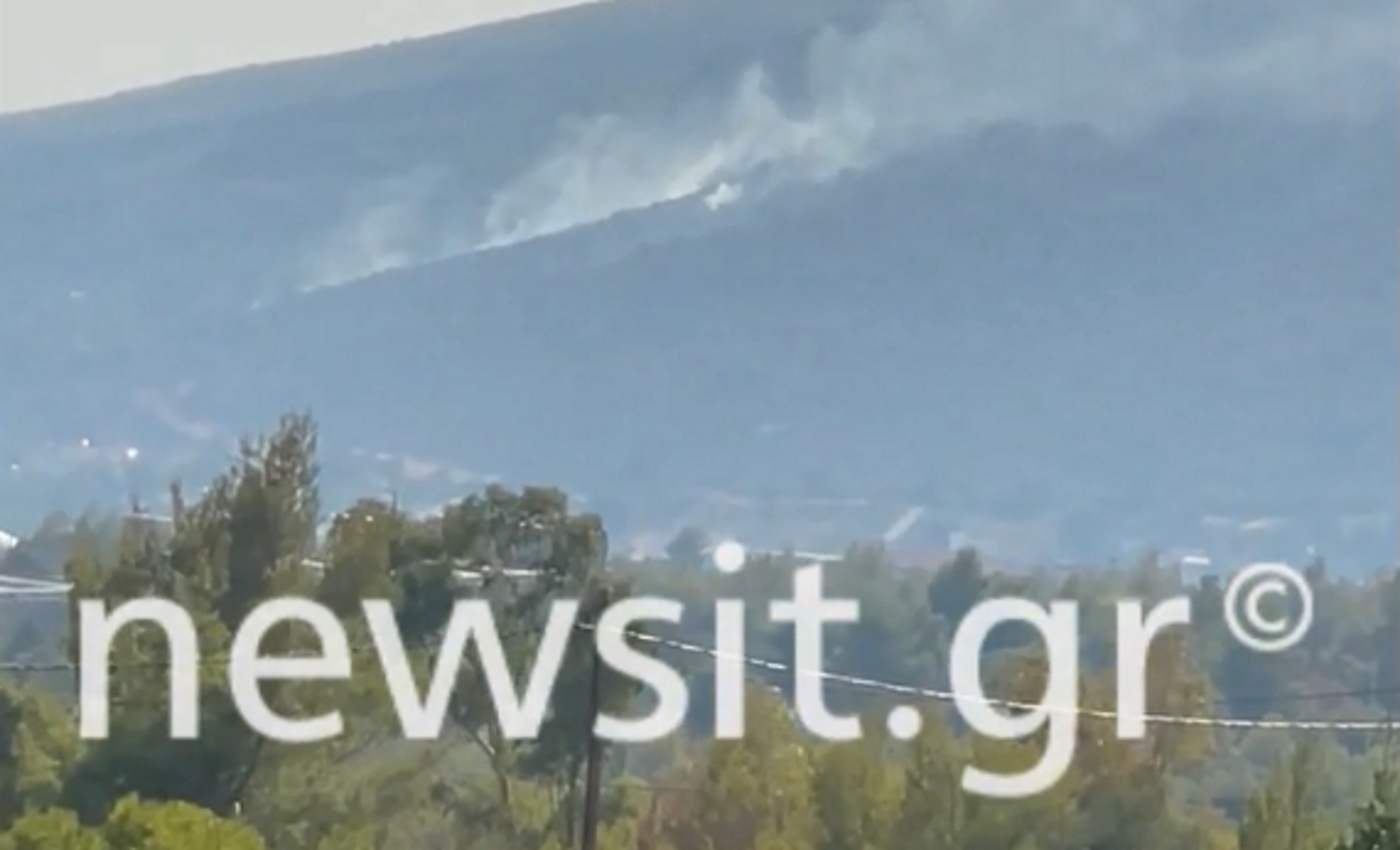 Φωτιά στην Πάρνηθα κοντά στο δημαρχείο Αχαρνών