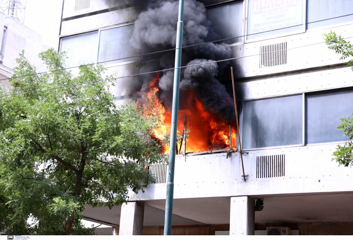 Φωτιά τώρα σε κτίριο κοντά στο υπουργείο Υγείας