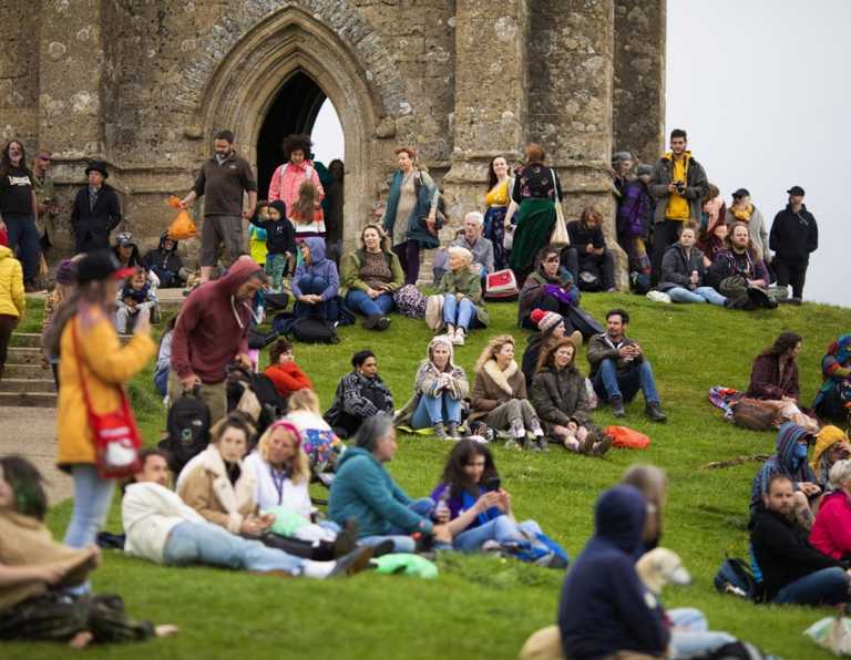 Βρετανία: Στο Φεστιβάλ Γκλάστονμπερι τα ναρκωτικά των θεατών απειλούν τα χέλια