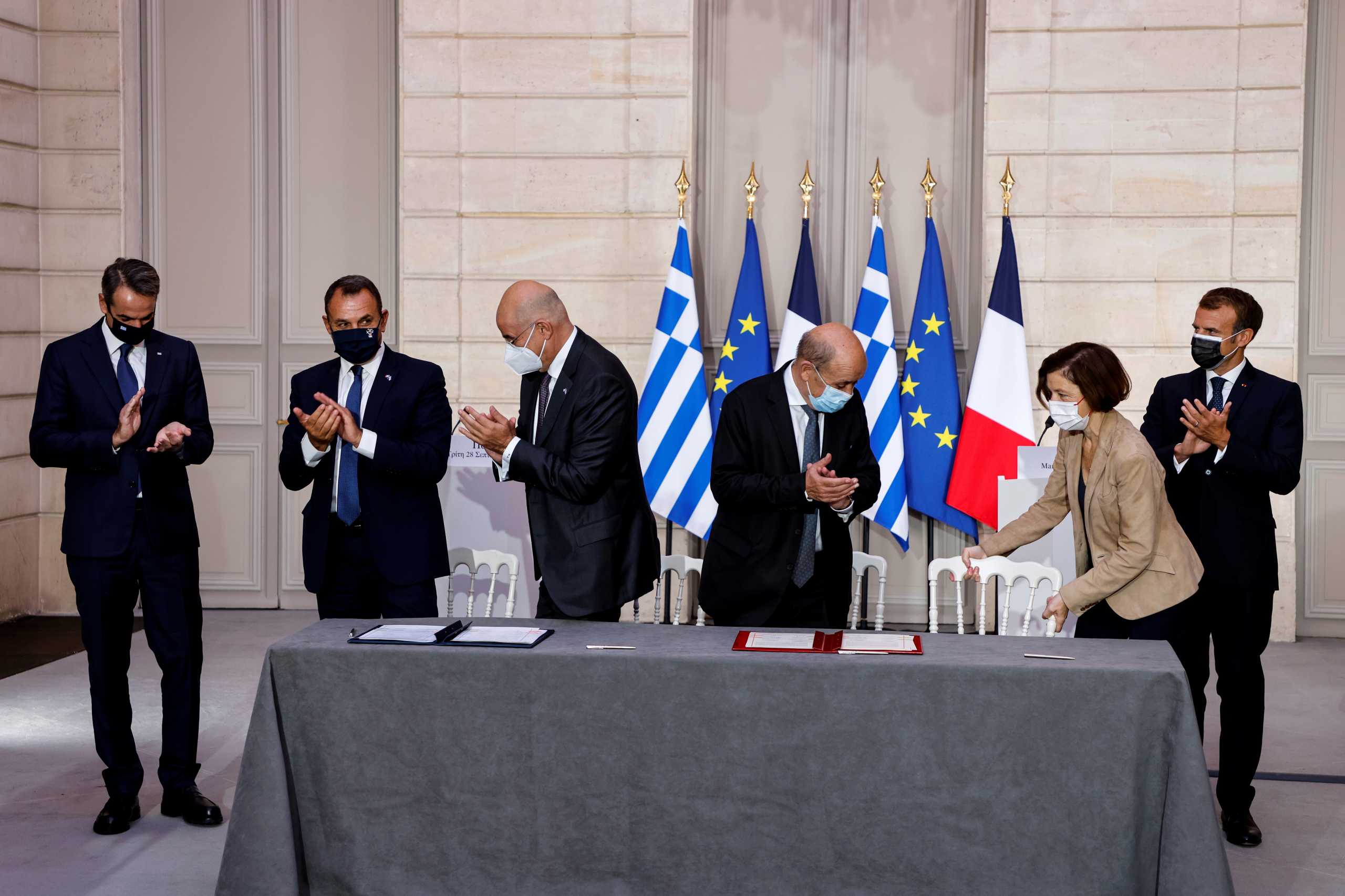 Greek Prime Minister Kyriakos Mitsotakis, Greek Defence Minister Nikolaos Panagiotopoulos, Greek Foreign Affairs Minister Nikos Dendias, French Foreign Affairs Minister Jean-Yves Le Drian, French Defence Minister Florence Parly and French President Emmanuel Macron applause as they arrive to sign a new defence deal at The Elysee Palace in Paris, France September 28, 2021. Ludovic Marin