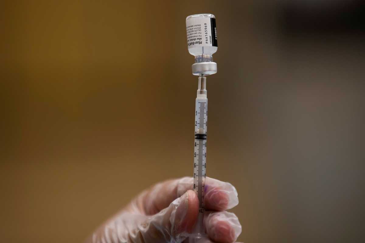 Εμβολιασμοί: Τρίτη δόση για όλους έως το τέλος του χρόνου