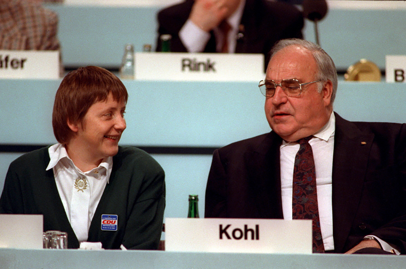 epa09477889 (FILE) - Then German chancellor Helmut Kohl (R) and his newly-elected vice chancellor Angela Merkel in Dresden, Germany, 16 December 1991 (re-issued 20 September 2021). Germany will hold general elections on 26 September 2021.  EPA