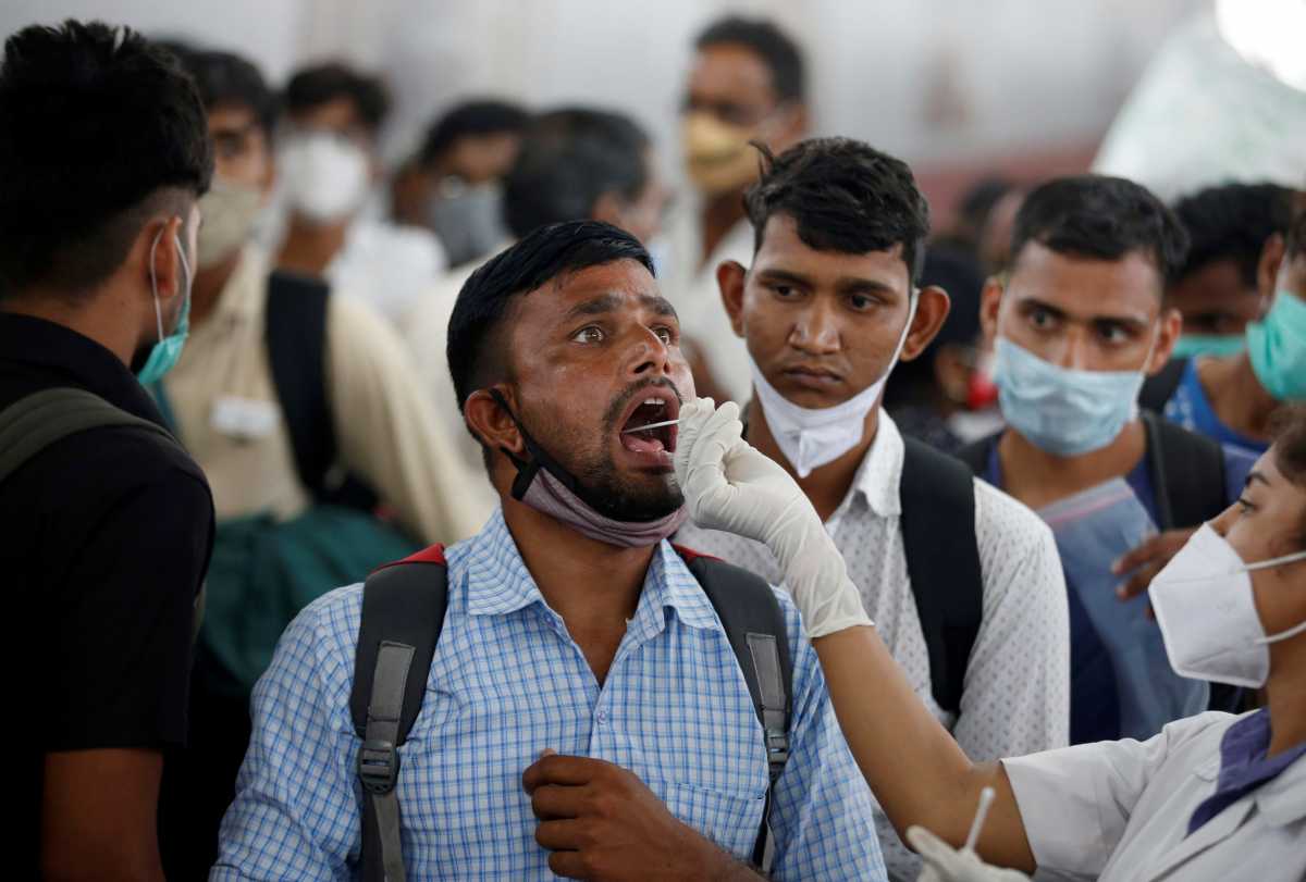 Κορονοϊός – Ινδία: Σχεδόν 300 νέοι θάνατοι και 30.000 κρούσματα σε μια μέρα