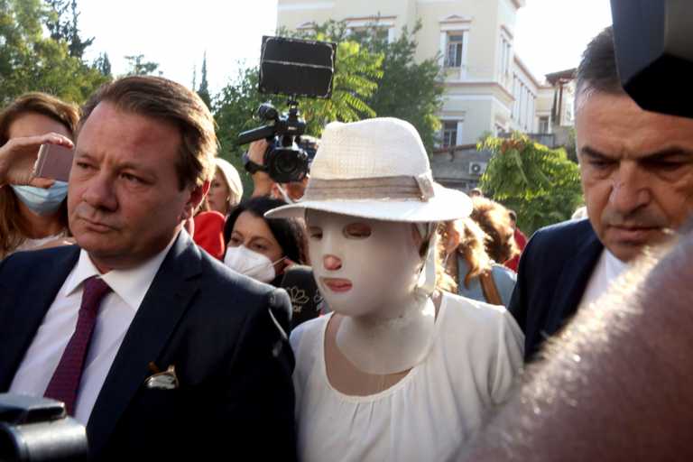 Κρύφτηκε όπως όταν παραφυλούσε με το βιτριόλι - Δεν τόλμησε να παραστεί η κατηγορούμενη - Συγκλόνισε η Ιωάννα με την γενναιότητά της