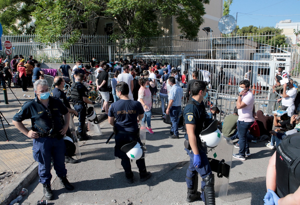 Αλλοδαποί συνωστίζονται έξω από την κεντρική Υπηρεσία Ασύλου, στην οδό Κατεχάκη , Πέμπτη 11 Ιουνίου 2020. Συνεχίζουν να συνωστίζονται αλλοδαποί στην κεντρική Υπηρεσία Ασύλου προκείμενου να λάβουν πληροφορίες σχετικά  με τις άδειες παραμονής τους. ΑΠΕ-ΜΠΕ