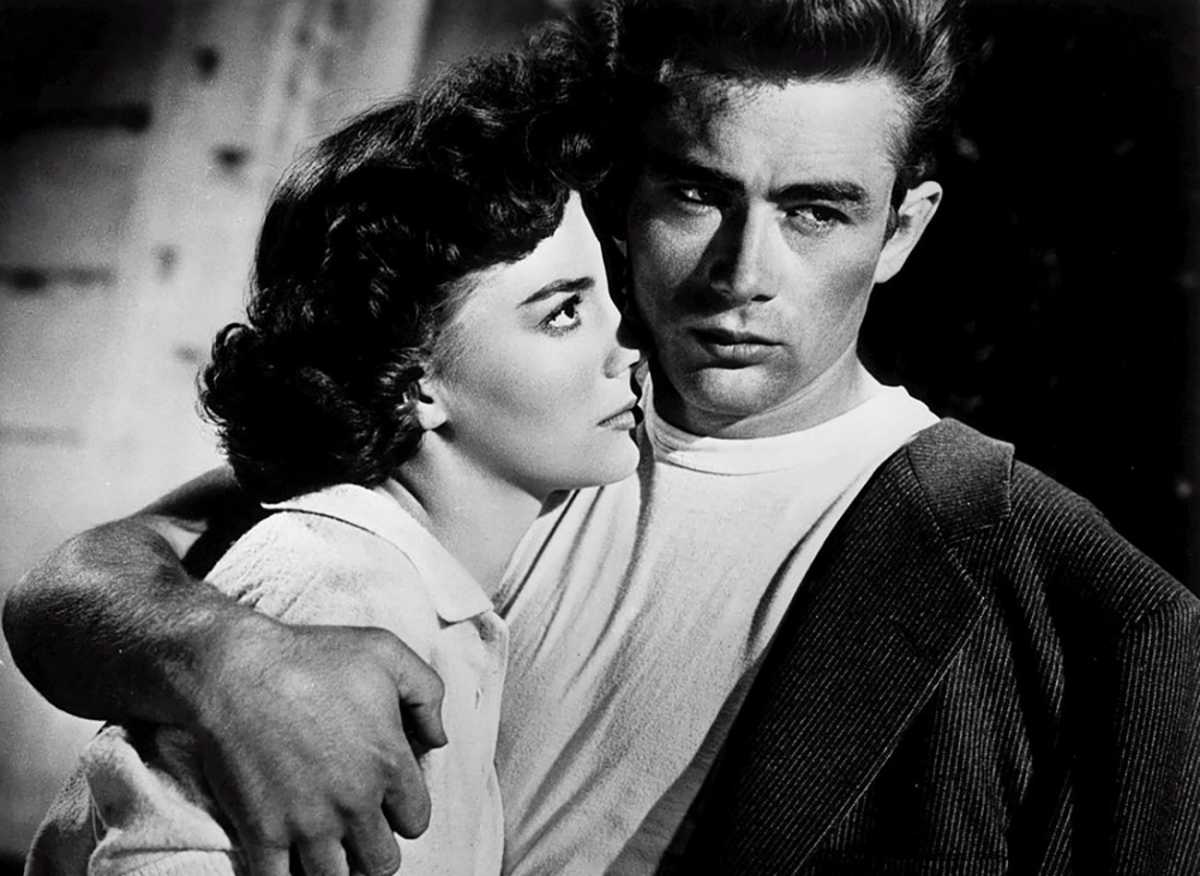 epa00541525 James Dean and Natalie Wood in a scene from "Rebel Without a Cause" written and directed by Nicholas Ray in 1954. Friday, 30 September 2005 marks the 50th anniversary of Dean's death in a head-on car crash at the age of 24.  EPA