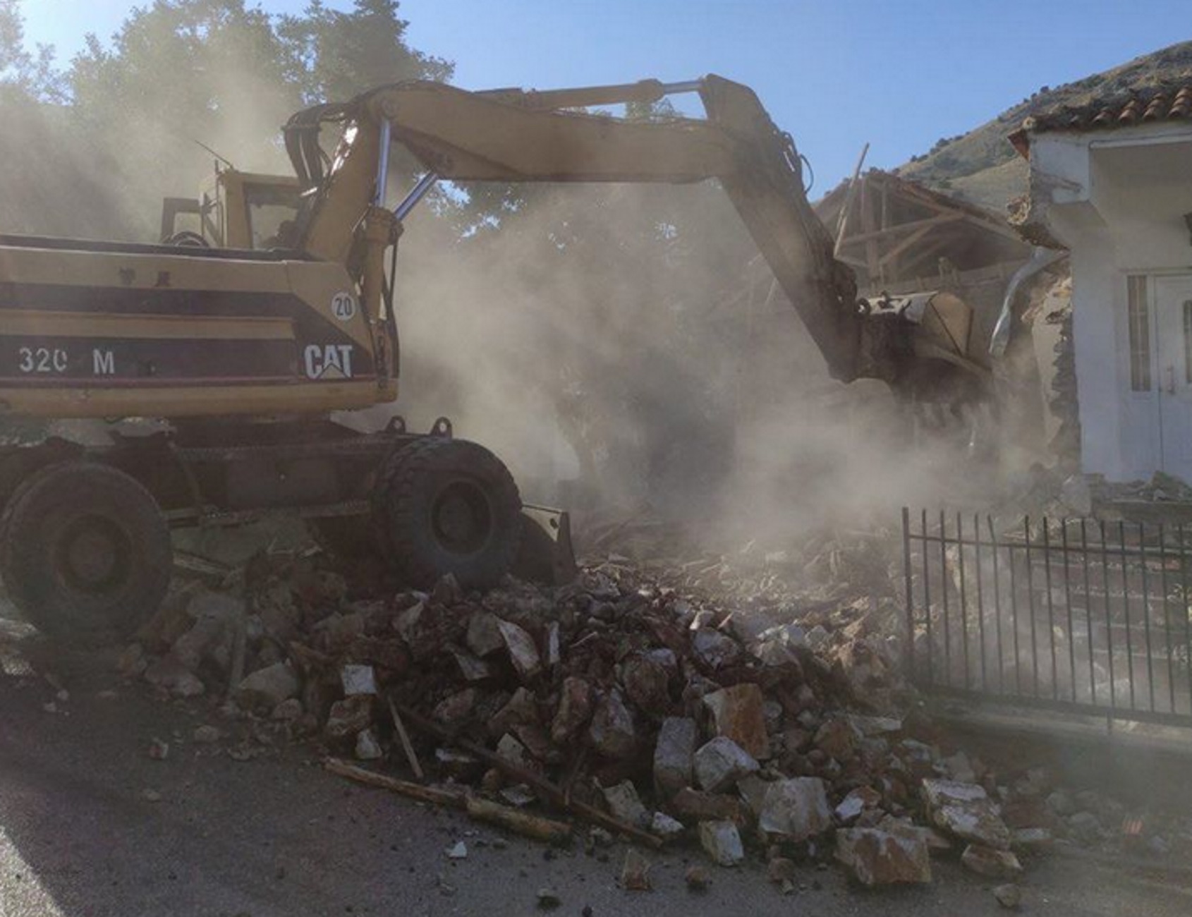 Σεισμός στην Ελασσόνα: Η θλιβερή αυλαία με κατεδαφίσεις ακατάλληλων σπιτιών στο σεισμόπληκτο Δαμάσι