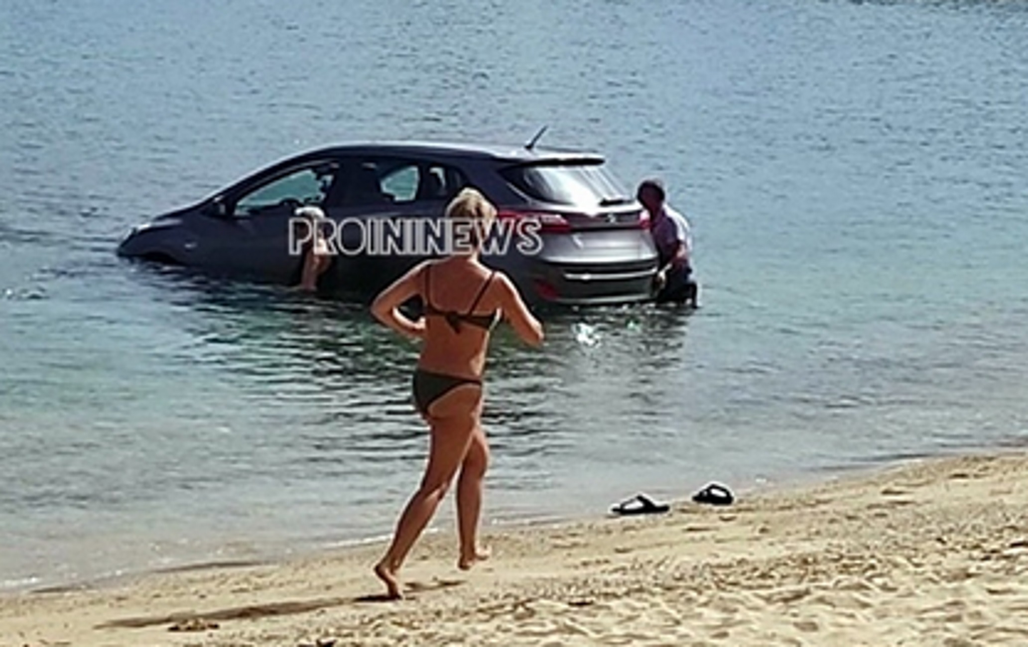 Καβάλα: Χαμός σε παραλία με αυτοκίνητο να καταλήγει ξαφνικά μέσα στη θάλασσα – Δείτε τις εικόνες