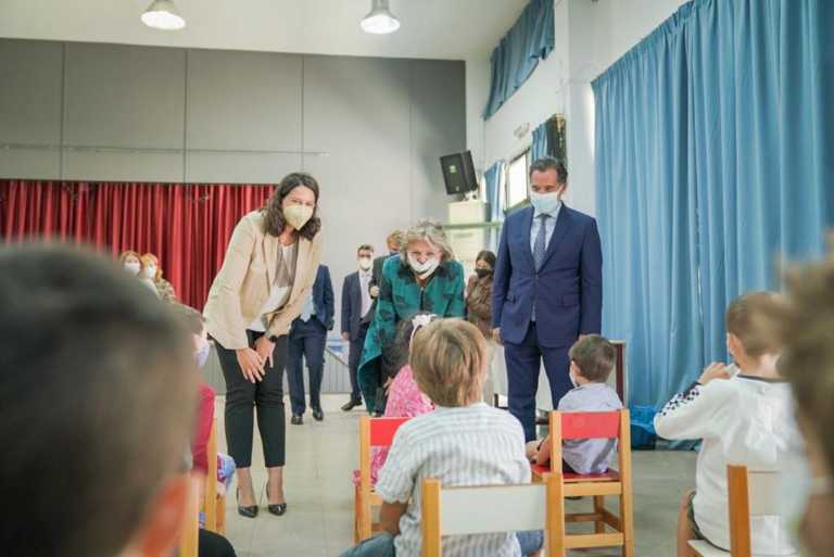 Νίκη Κεραμέως και Επίτροπος Ελίζα Φερέιρα σε Νηπιαγωγείο για την εφαρμογή της ενταξιακής εκπαίδευσης