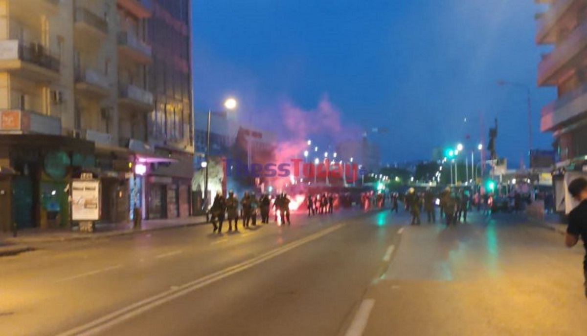 Θεσσαλονίκη: Ένταση και κροτίδες στην πορεία των αντιεξουσιαστών στην Καμάρα