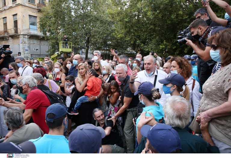 Μίκης Θεοδωράκης: Ένταση στη Μητρόπολη – Πλήθος κόσμου ζητούσε να συνεχιστεί το λαϊκό προσκύνημα