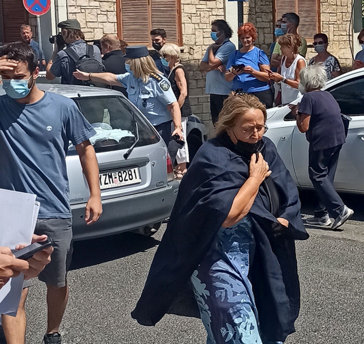 Η συνθέτης και τραγουδίστρια Μαρίζα Κωχ αποχωρεί από το σπίτι του Μίκη Θεοδωράκη μετά το θάνατό του σε ηλικία 96 χρονών, Αθήνα Πέμπτη 2 Σεπτεμβρίου 2021. Πέθανε ο μεγάλος μουσικοσυνθέτης Μίκης Θεοδωράκης. Θρηνεί σήμερα η Ελλάδα. Ο άνθρωπος που συνδέθηκε με τις σημαντικότερες στιγμές της σύγχρονης ιστορίας της, ο αστείρευτος μουσικοσυνθέτης και ακατάβλητος αγωνιστής, δεν βρίσκεται πια ανάμεσά μας. Ο Μίκης Θεοδωράκης «έφυγε» σε ηλικία 96 ετών για τη συνοικία των αγγέλων αφήνοντας πίσω του ανεκτίμητη παρακαταθήκηΑΠΕ- ΜΠΕ