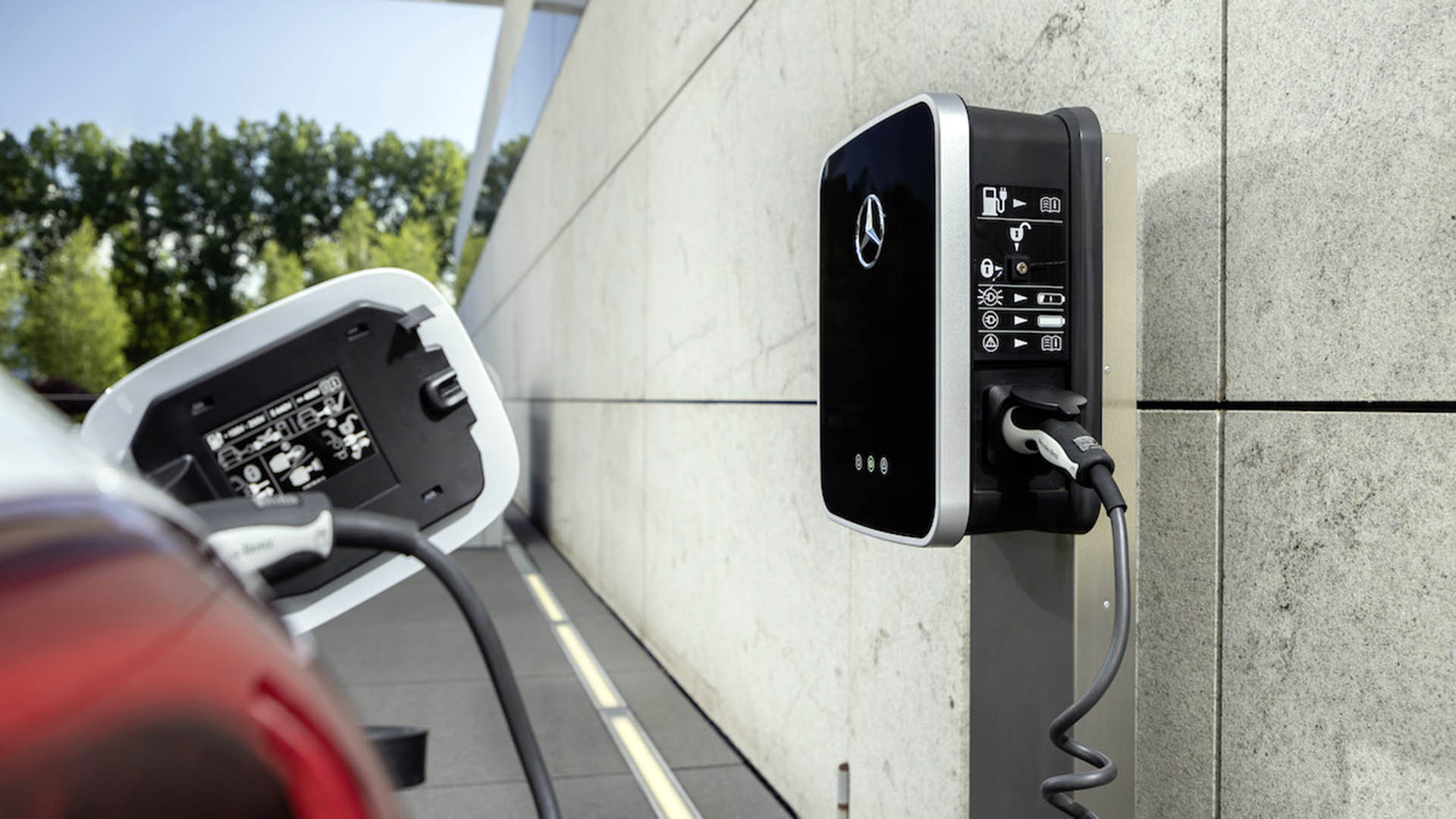 Es kommt aufs Laden an: Um die Vorteile eines Plug-In-Hybrids am effizientesten nutzen zu können, sollte man ihn regelmäßig an der Steckdose oder Wallbox laden.

It all depends on the charging: To make the most efficient use of the advantages of a plug-in hybrid, you should charge it regularly at the domestic socket or wall box.