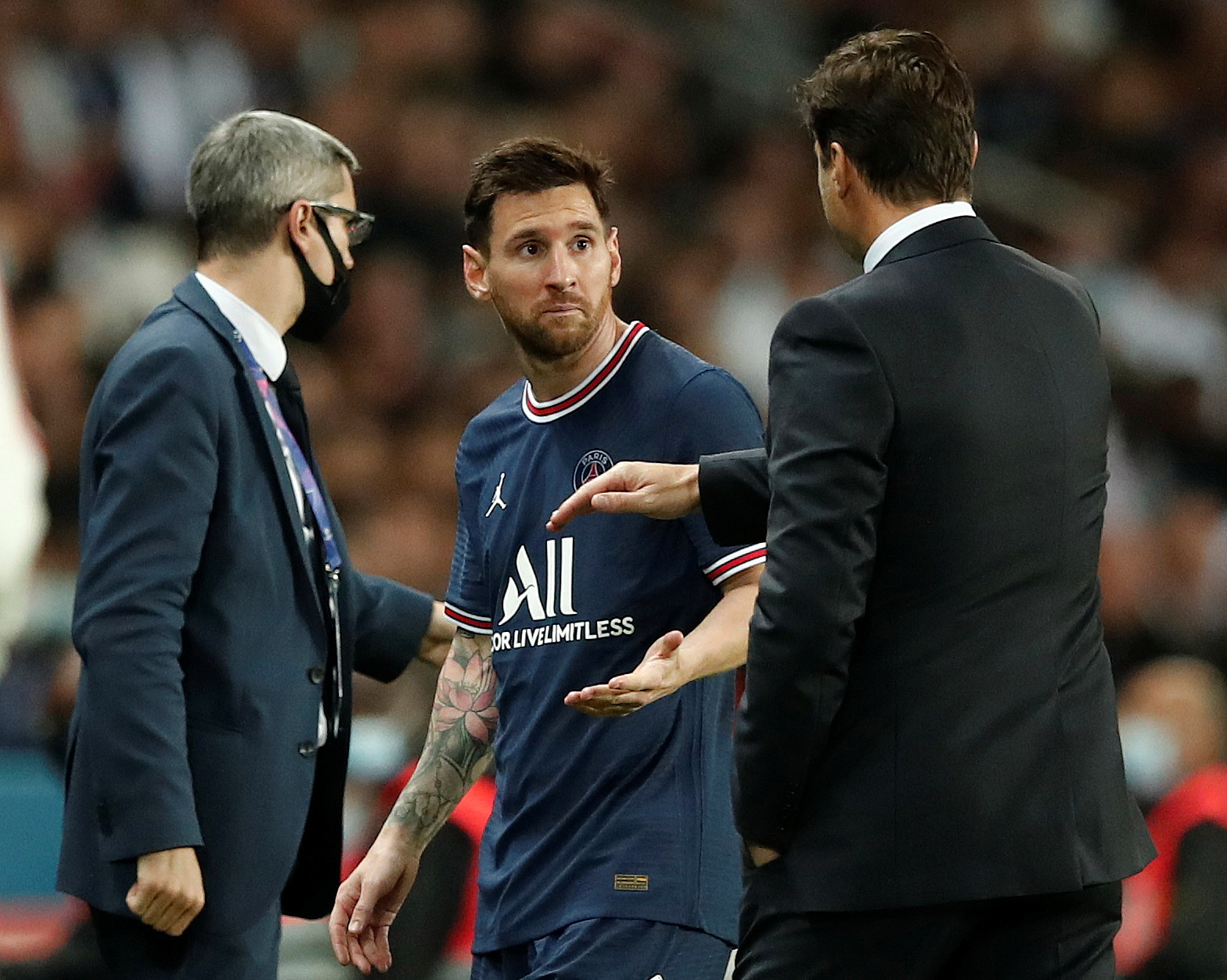 Soccer Football - Ligue 1 - Paris St Germain v Olympique Lyonnais - Parc des Princes, Paris, France - September 19, 2021 Paris St Germain coach Mauricio Pochettino with Lionel Messi as he is subsituted REUTERS
