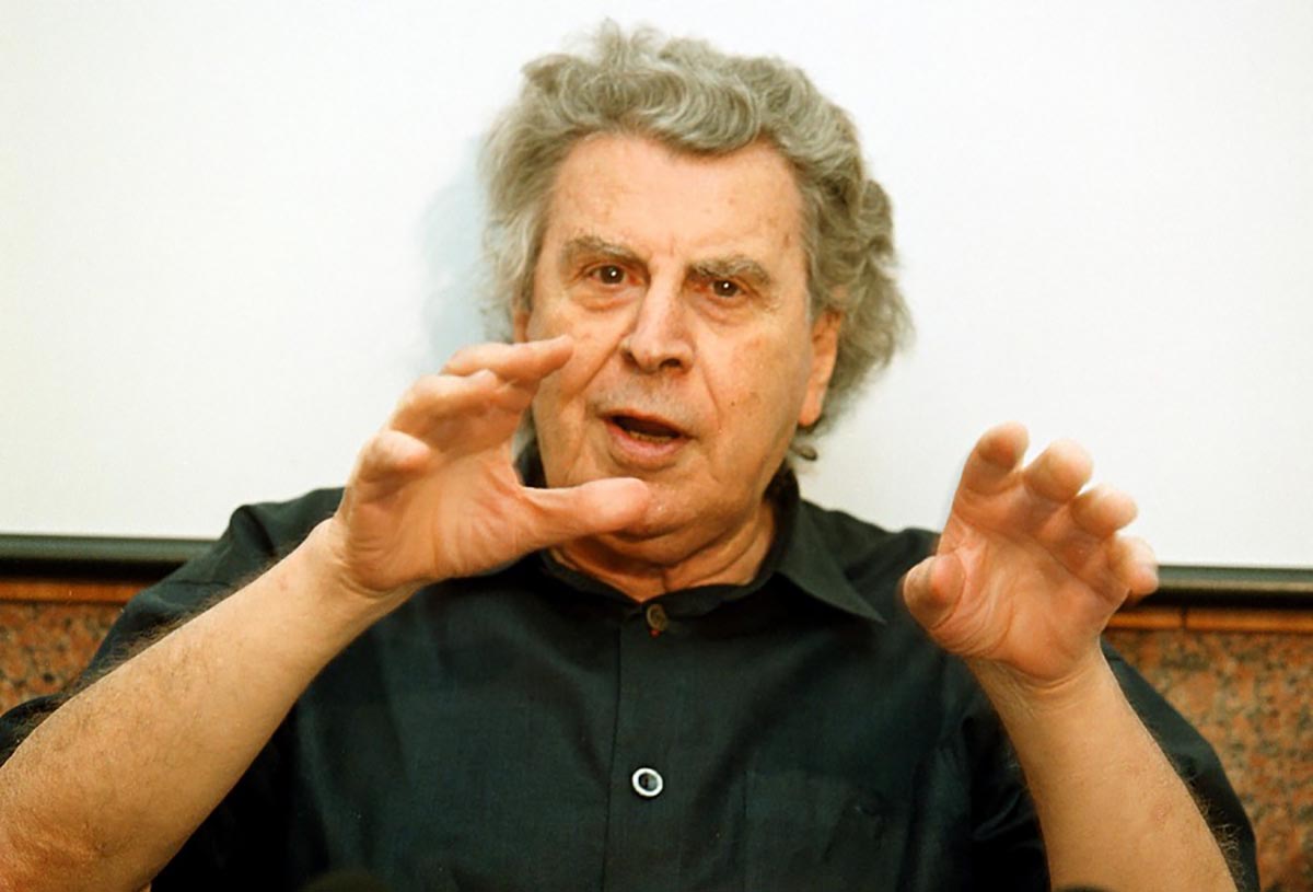 Φωτογραφία αρχείου που εικονίζει τον μουσικοσυνθέτη Μίκη Θεοδωράκη  κατά τη διάρκεια συνέντευξης Τύπου για την  μουσική παράσταση  "Canto General" στο Ηρώδειο, 04 Σεπτεβρίου 2000. Πέθανε σε ηλικία 96 ετών ο μεγάλος μουσικοσυνθέτης Μίκης Θεοδωράκης. Θρηνεί σήμερα η Ελλάδα. Ο άνθρωπος που συνδέθηκε με τις σημαντικότερες στιγμές της σύγχρονης ιστορίας της, ο αστείρευτος μουσικοσυνθέτης και ακατάβλητος αγωνιστής, δεν βρίσκεται πια ανάμεσά μας. Ο Μίκης Θεοδωράκης «έφυγε» σε ηλικία 96 ετών για τη συνοικία των αγγέλων αφήνοντας πίσω του ανεκτίμητη παρακαταθήκη. Πέμπτη 02 Σεπτεμβρίου 2021.  ΑΠΕ-ΜΠΕ