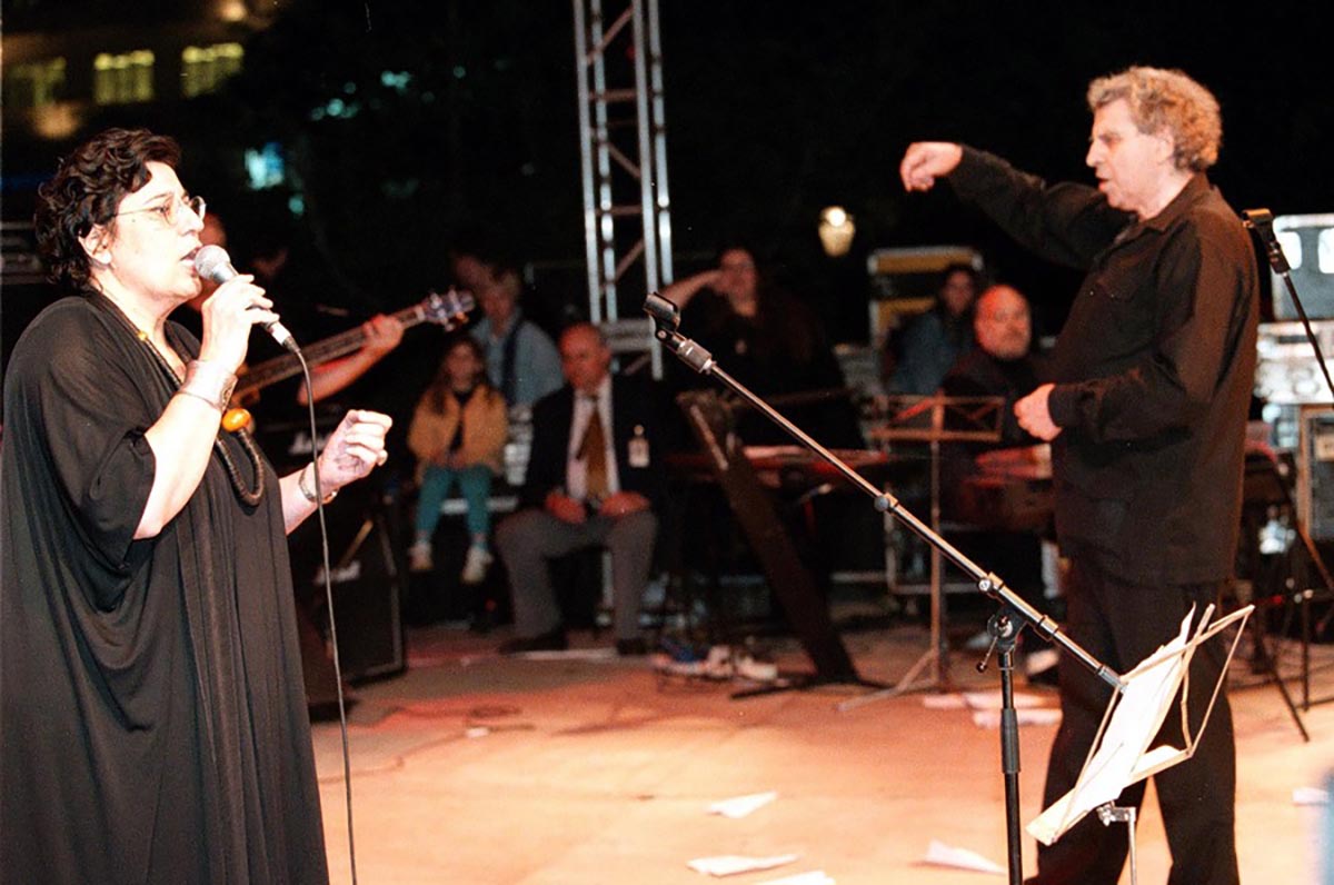 Φωτογραφία αρχείου που εικονίζει τον μουσικοσυνθέτη Μίκη Θεοδωράκη μαζί με τη Μαρία Φαραντούρη κατά τη διάρκεια συναυλίας  καλλιτεχνών στο Σύνταγμα, κατά των νατοϊκών βομβαρδισμών, 27 Απριλίου 1999.Πέθανε σε ηλικία 96 ετών ο μεγάλος μουσικοσυνθέτης Μίκης Θεοδωράκης. Θρηνεί σήμερα η Ελλάδα. Ο άνθρωπος που συνδέθηκε με τις σημαντικότερες στιγμές της σύγχρονης ιστορίας της, ο αστείρευτος μουσικοσυνθέτης και ακατάβλητος αγωνιστής, δεν βρίσκεται πια ανάμεσά μας. Ο Μίκης Θεοδωράκης «έφυγε» σε ηλικία 96 ετών για τη συνοικία των αγγέλων αφήνοντας πίσω του ανεκτίμητη παρακαταθήκη. Πέμπτη 02 Σεπτεμβρίου 2021.  ΑΠΕ
