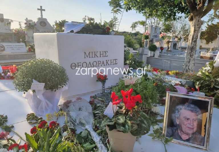 Μίκης Θεοδωράκης: Εννιαήμερο μνημόσυνο με  λουλούδια και μηνύματα – «Αντίο ανυπέρβλητε Έλληνα»
