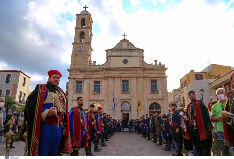 Στην αγκαλιά της κρητικής γης ο Μίκης Θεοδωράκης - Ξεκίνησε το τελευταίο ταξίδι για τον Γαλατά