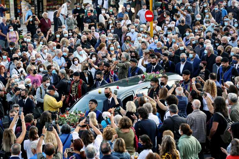 «Τον αντρειωμένο μην τον κλαις»: Συνόδευσαν τον Μίκη Θεοδωράκη στην αγκαλιά της κρητικής γης με δάκρυα και ριζίτικα