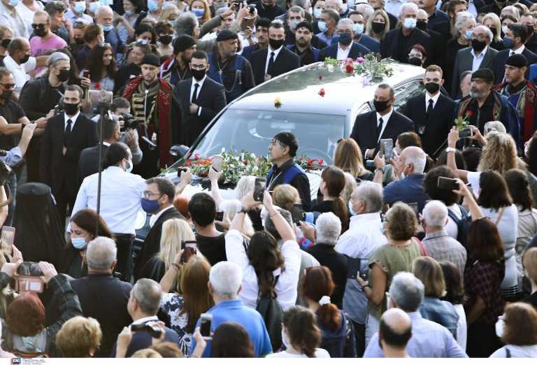 Μίκης Θεοδωράκης: Ρίγη συγκίνησης στα Χανιά – 96 βρακοφόροι και πλήθος κόσμου τον αποχαιρετούν