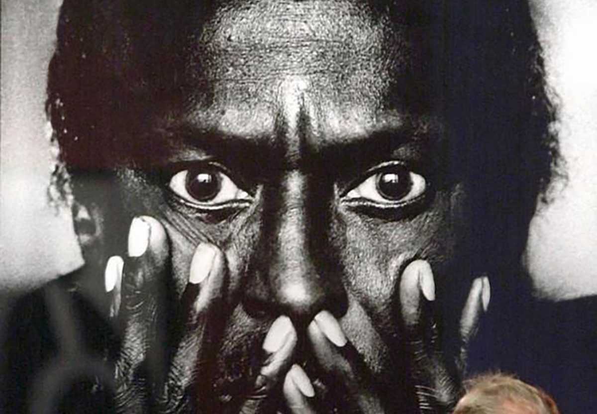 MUN08 - 20010621 - MUNICH, GERMANY : A visitor looks Thursday 21 June 2001 at an image by the Dutch photographer Anton Corbijn, showing the musician Miles Davis. 200 images of pop icons are on show in the Munich city museum. The exhibition opens tomorrow and runs until the  02 September 2001. EPA PHOTO DPA