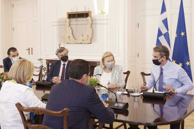 Από τα ιατρεία τους θα κάνουν οι παιδίατροι τα εμβόλια στους ανήλικους - Πως θα περιοριστεί η διασπορά στα σχολεία