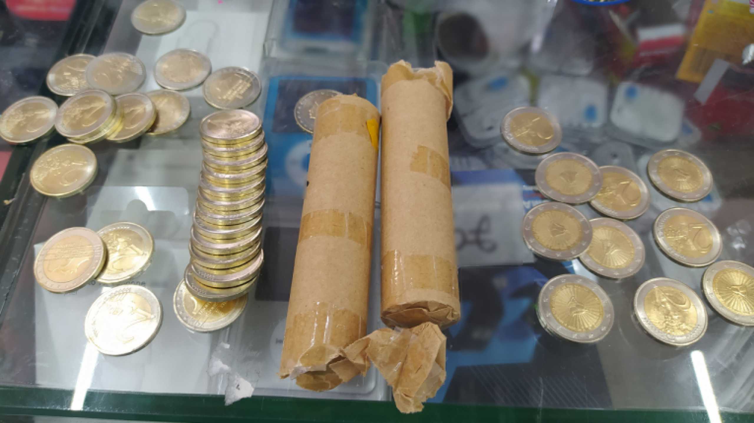 Θεσσαλονίκη: Αυτά είναι τα πλαστά νομίσματα των 2 ευρώ που έριξαν στην αγορά – Δείτε τι έφτιαξαν
