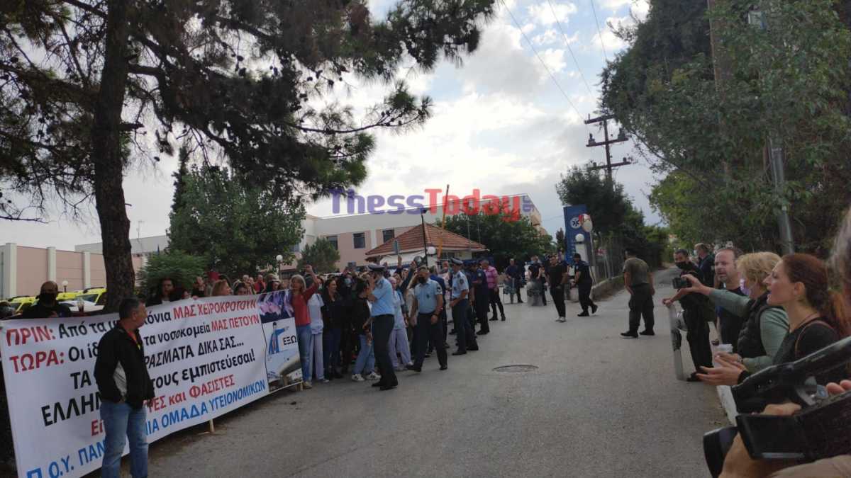 Κορονοϊός: Με αποδοκιμασίες «υποδέχτηκαν» τον Θάνο Πλεύρη υγειονομικοί στη Θεσσαλονίκη